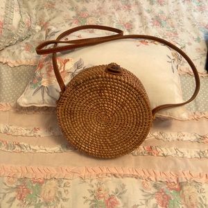 Round wicker purse lined with two pockets
